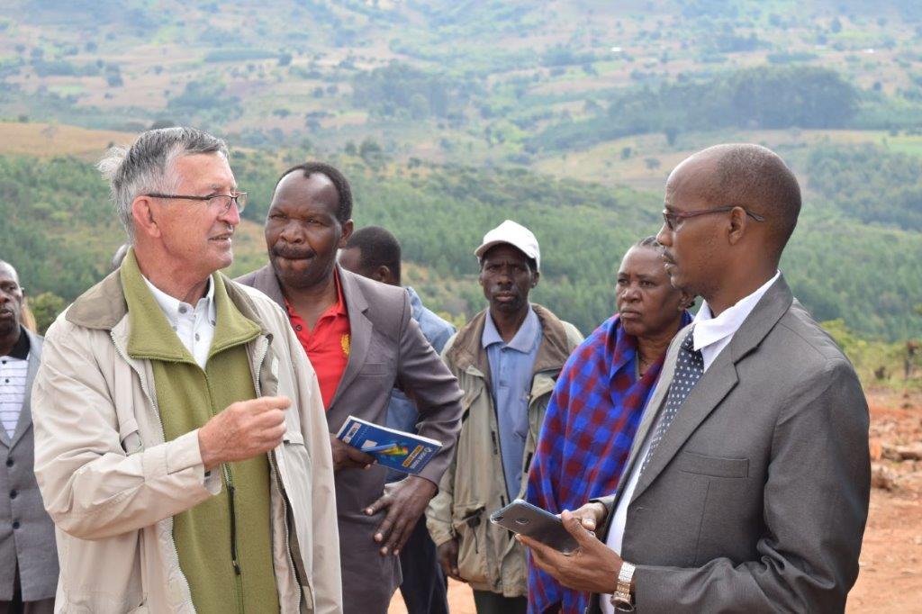 Ludwig Gernhardt mit dem District Commissioner des Landkreises Ludewa - Andrea Tsere